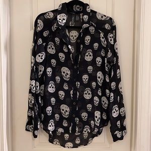 Fun & Flirt black button-up blouse with white skulls. large